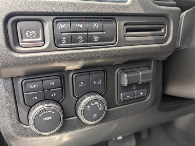 Used 2023 Chevrolet Suburban Z71 w/ Luxury Package AWD/4WD image 11