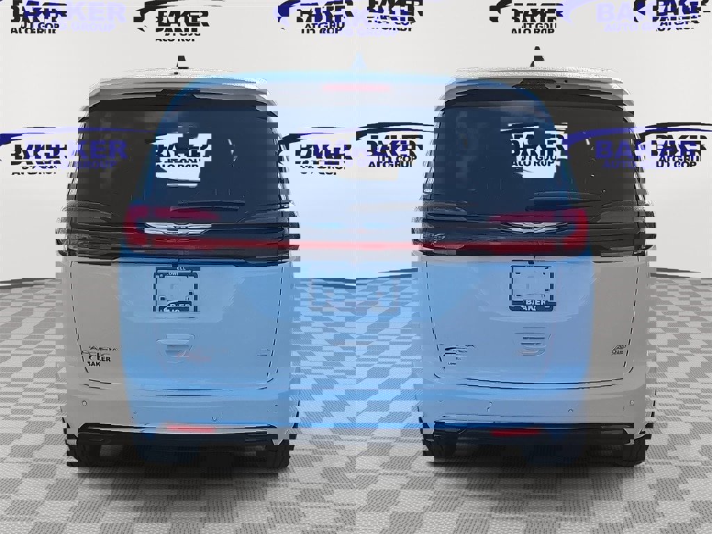 New 2026 Chrysler Pacifica Select image 4