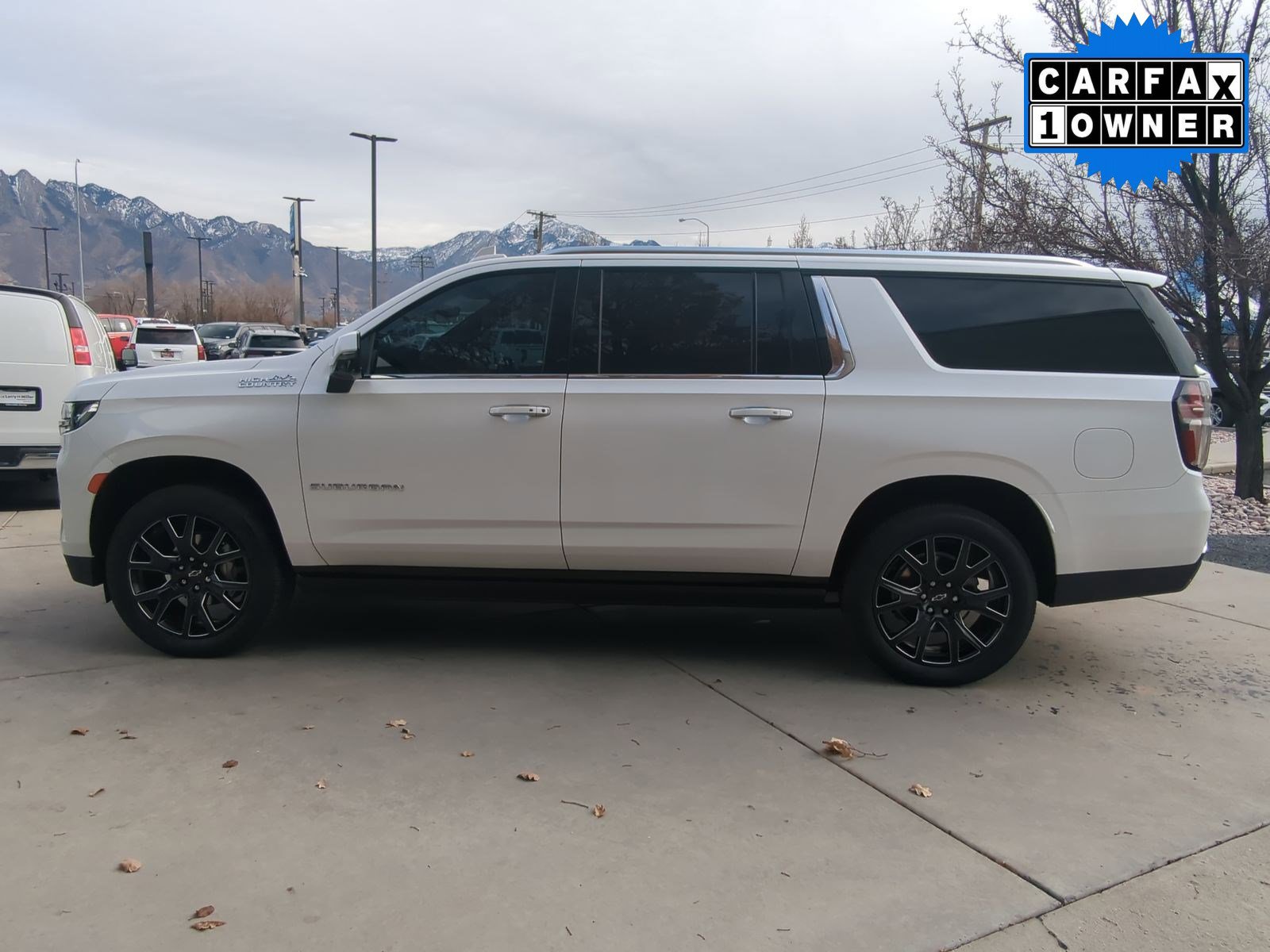 Used 2023 Chevrolet Suburban High Country image 3