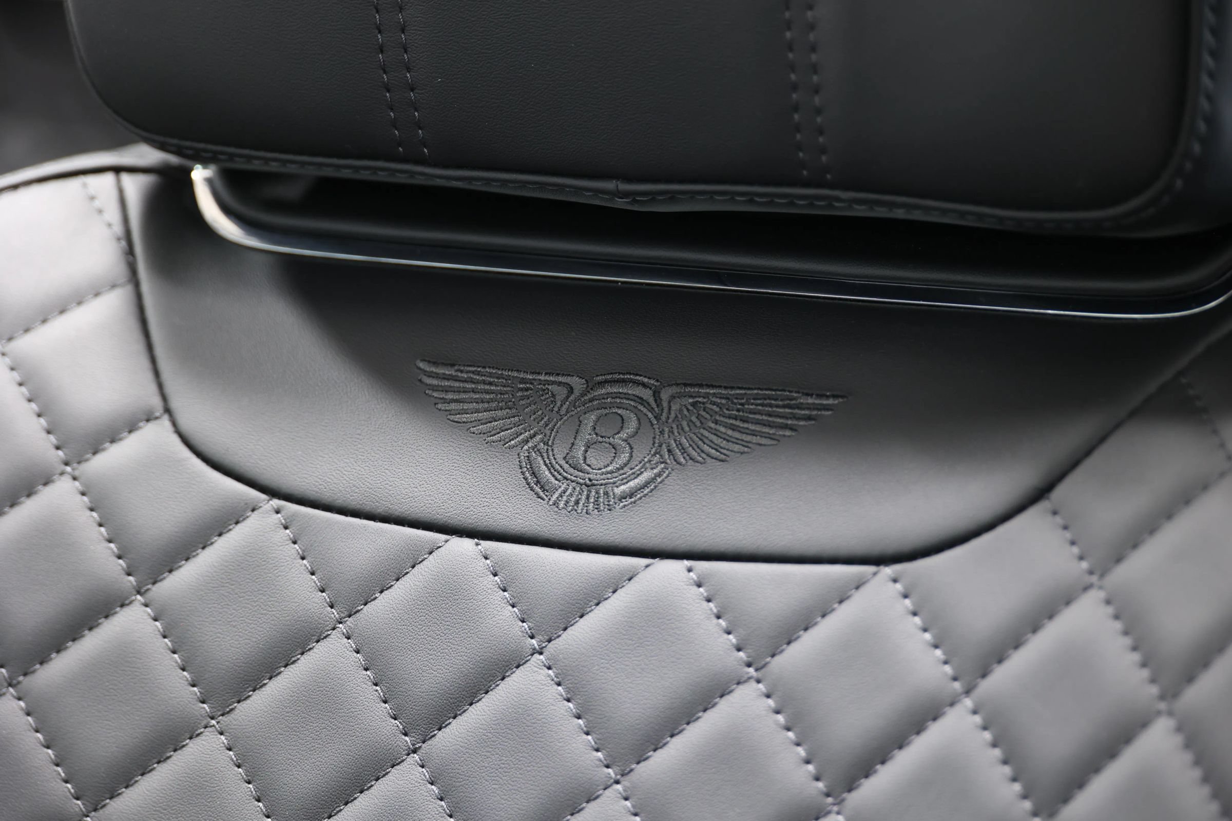Used 2020 Bentley Bentayga Plug-In Hybrid AWD/4WD image 20