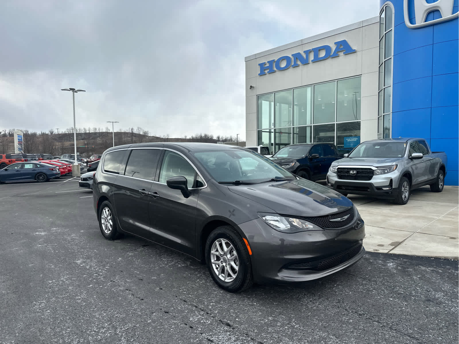 Used 2023 Chrysler Voyager LX image 2