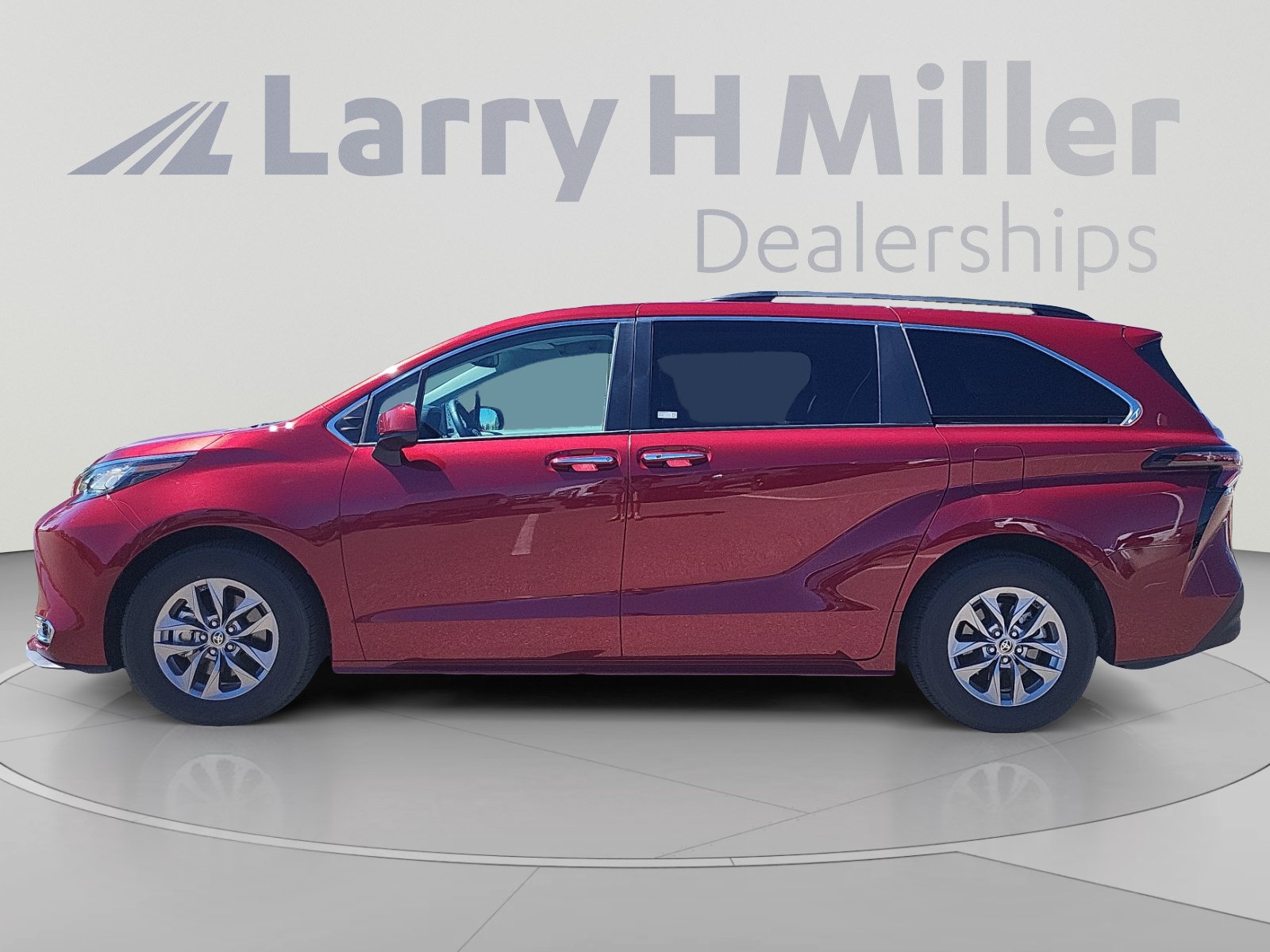 Used 2023 Toyota Sienna XLE FWD image 2