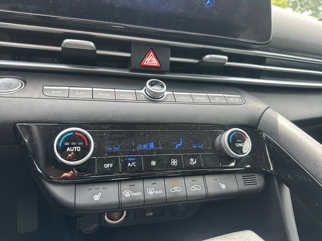 Used 2025 Hyundai Elantra Limited FWD image 15