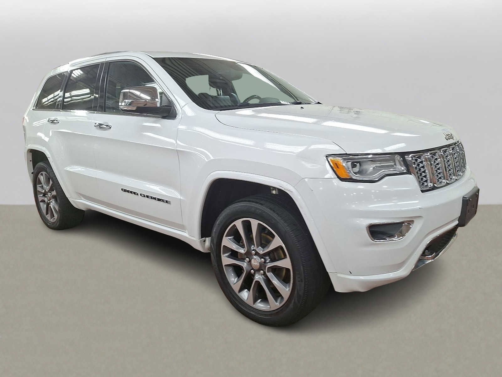 Used 2017 Jeep Grand Cherokee Overland image 3