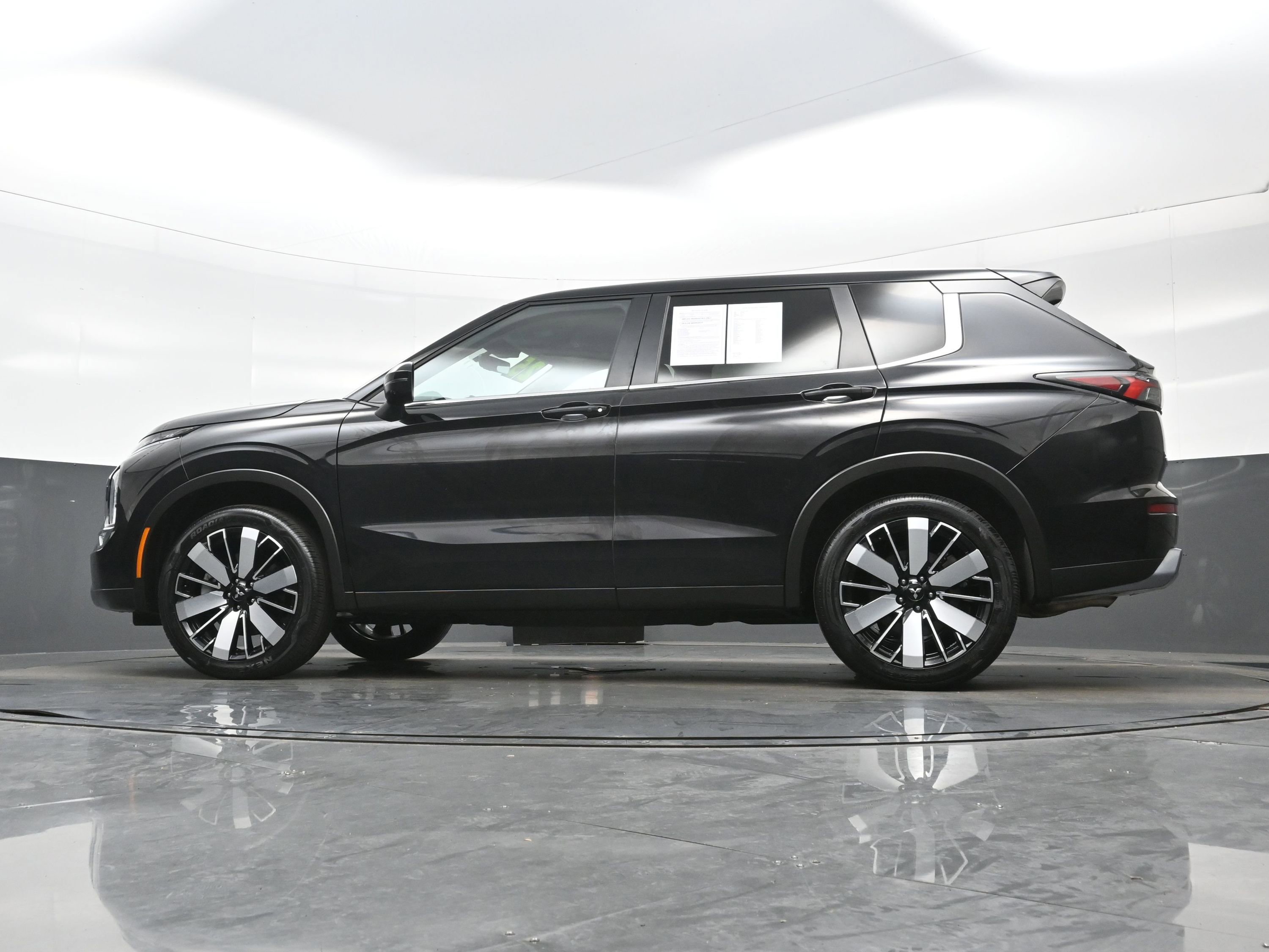 Used 2025 Mitsubishi Outlander SE AWD/4WD image 29