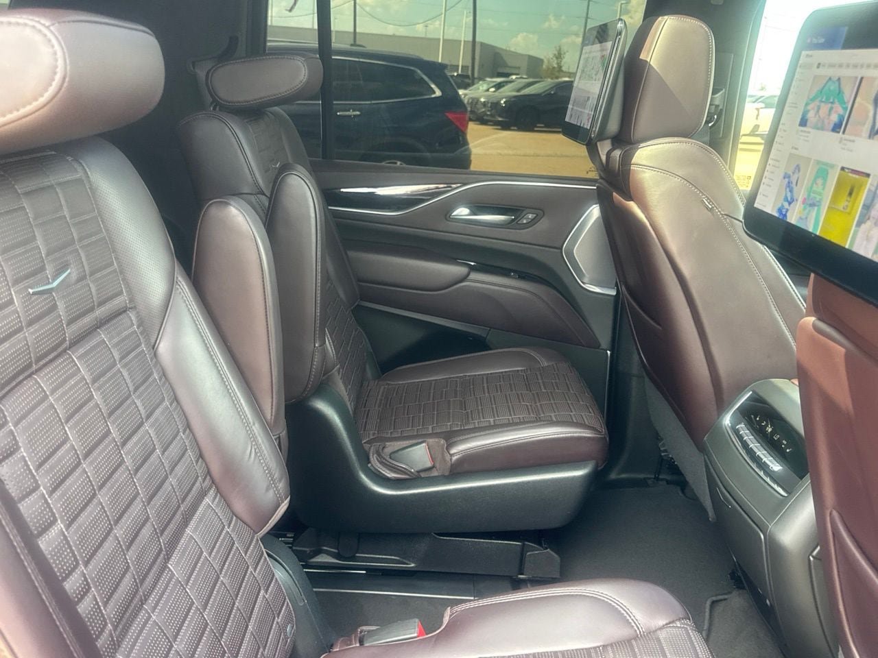 Used 2023 Cadillac Escalade ESV Premium Luxury Platinum AWD/4WD image 35