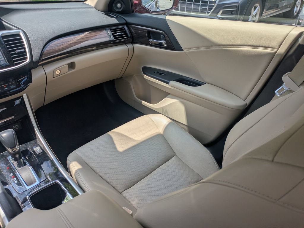 Used 2017 Honda Accord Touring image 22