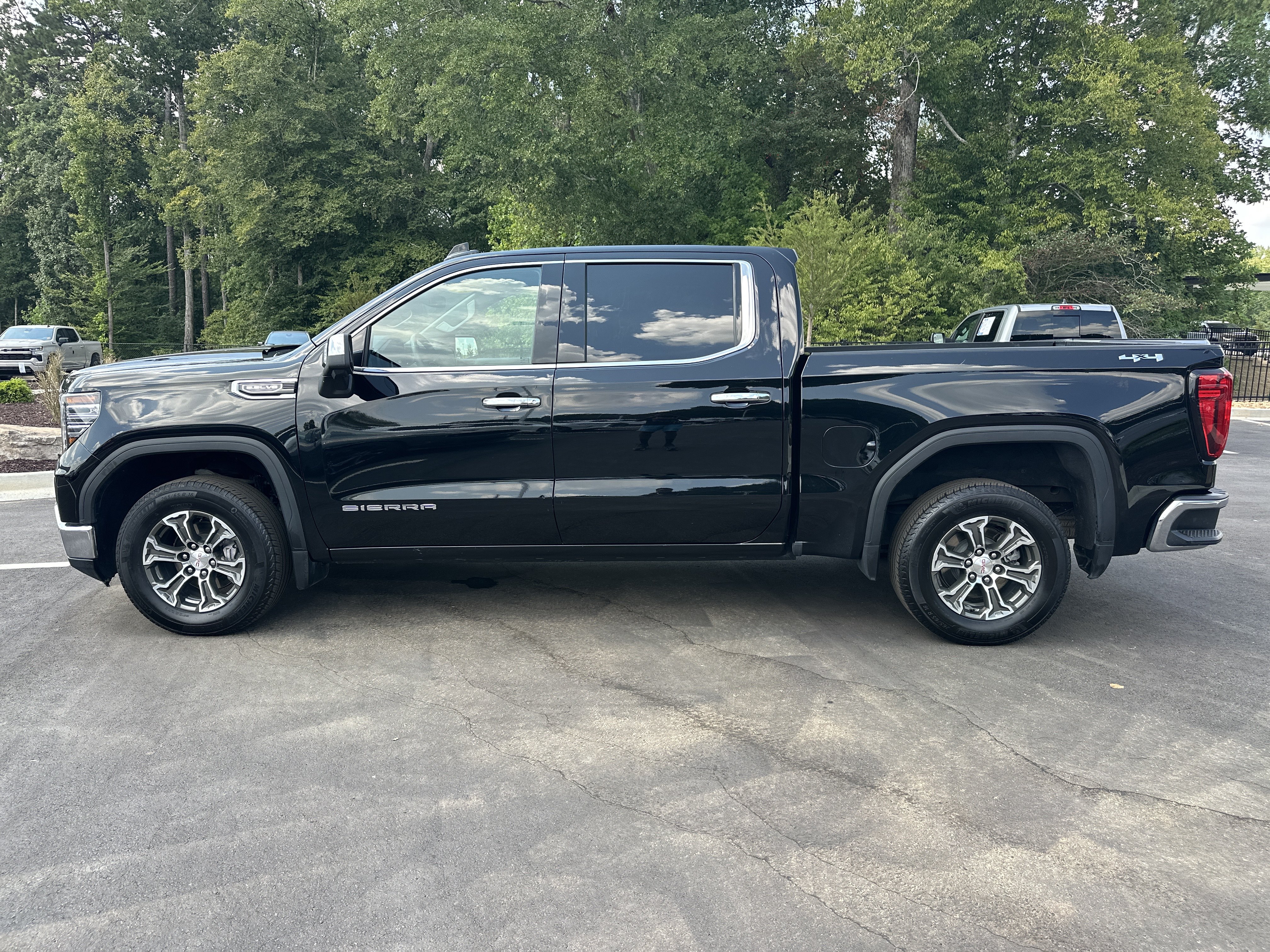Used 2025 GMC Sierra 1500 SLT AWD/4WD image 5
