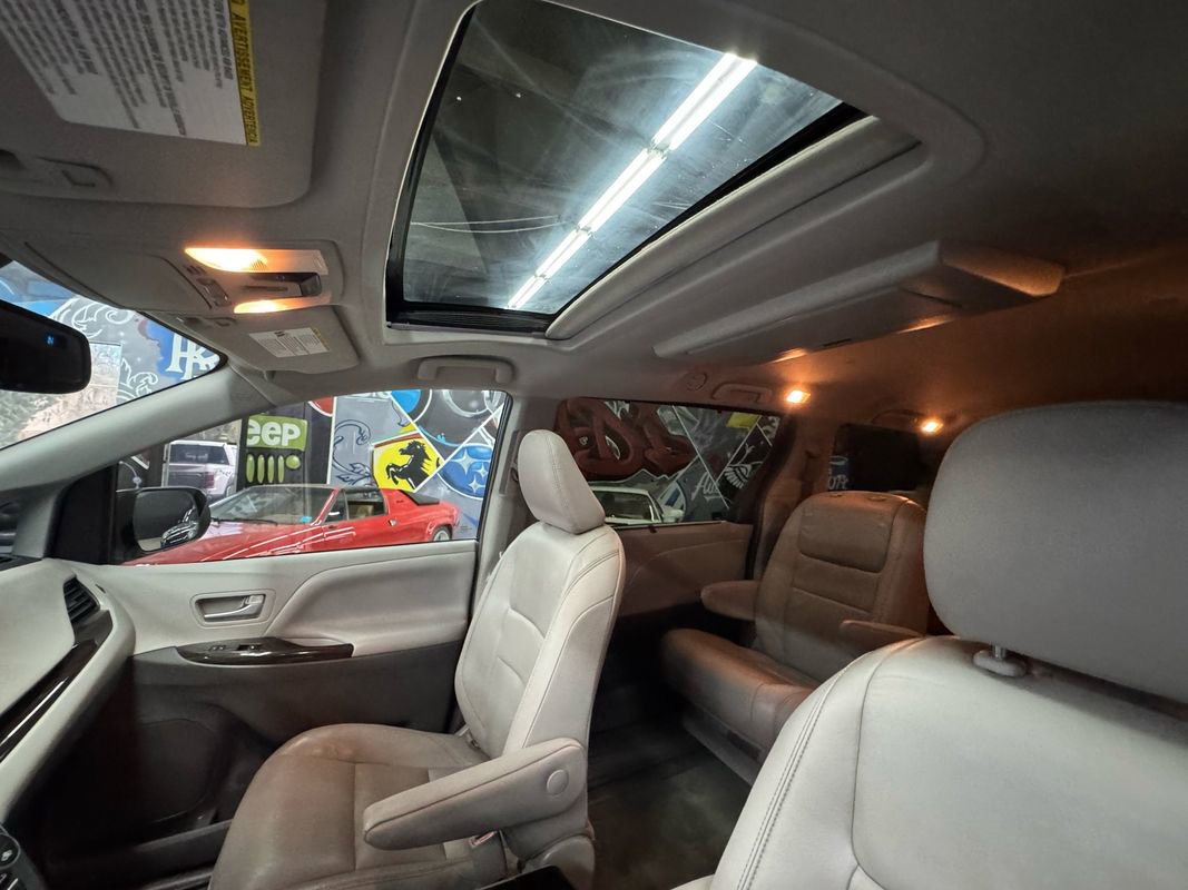 Used 2018 Toyota Sienna XLE Premium AWD/4WD image 30