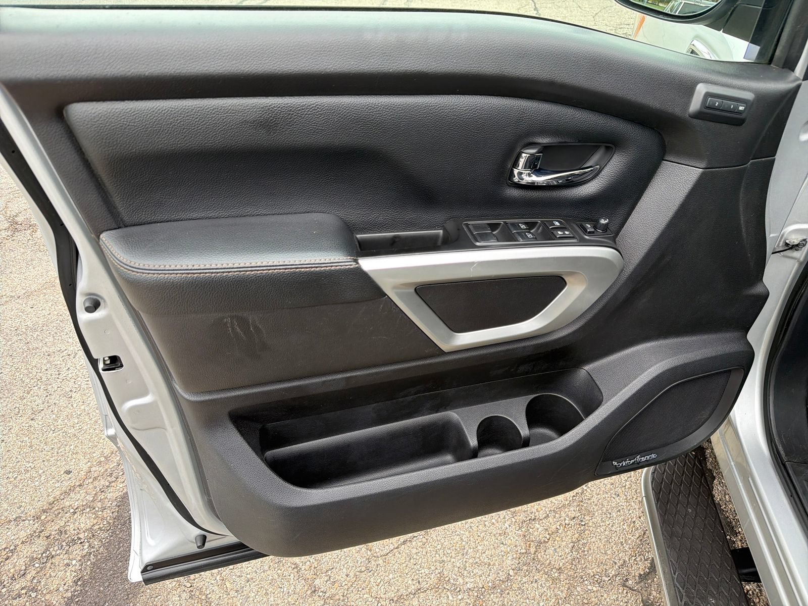 Used 2017 Nissan Titan SL AWD/4WD image 12