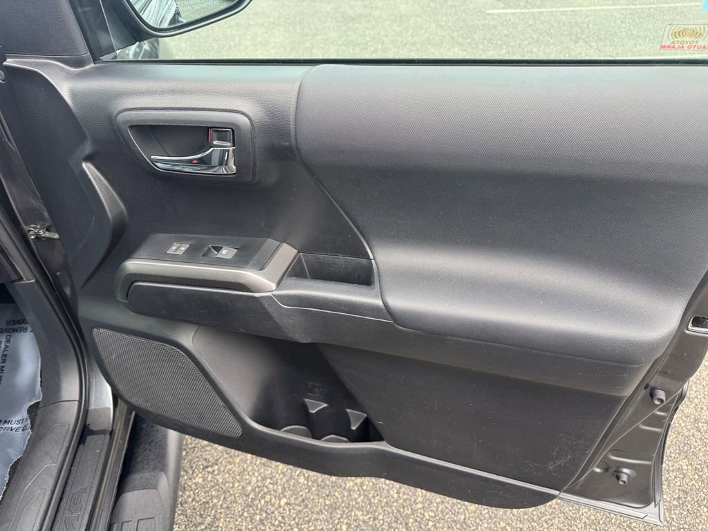 Used 2020 Toyota Tacoma TRD Off-Road image 17