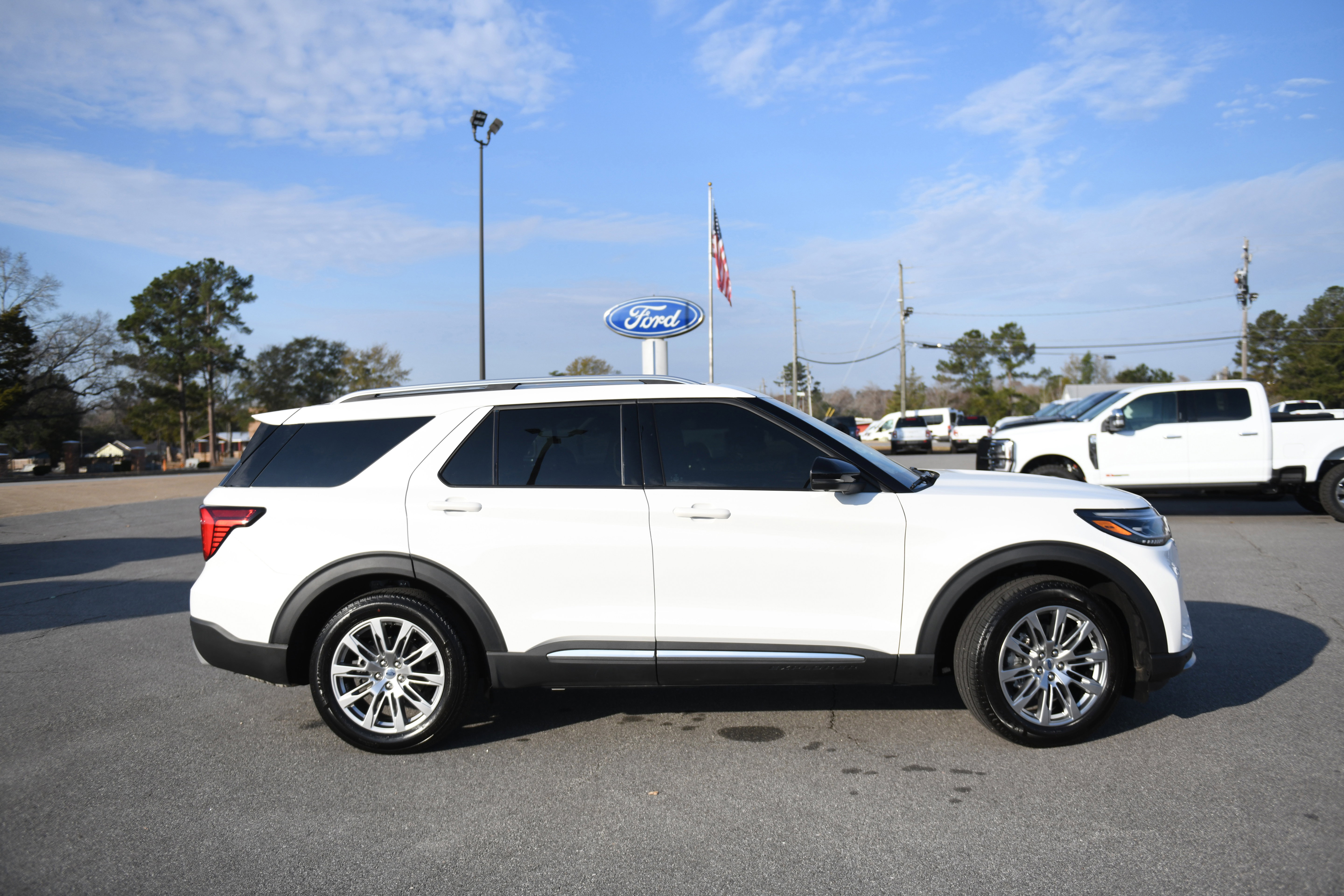 Used 2025 Ford Explorer Platinum image 1