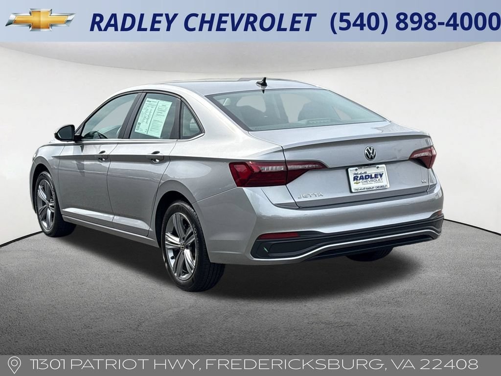 Used 2024 Volkswagen Jetta SE FWD image 3