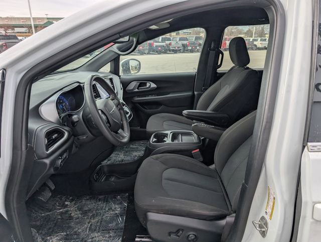 Used 2023 Chrysler Pacifica Touring image 2