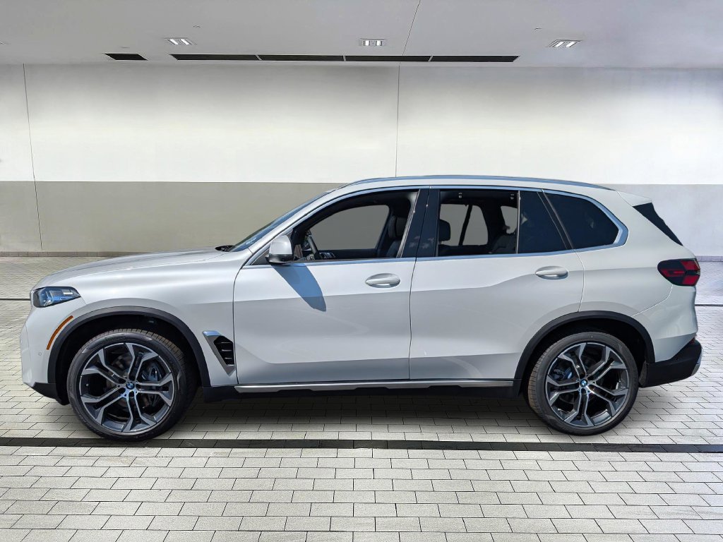 Used 2026 BMW X5 xDrive40i AWD/4WD image 3