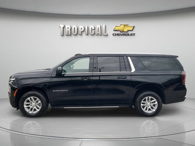 Used 2025 Chevrolet Suburban LS RWD image 2