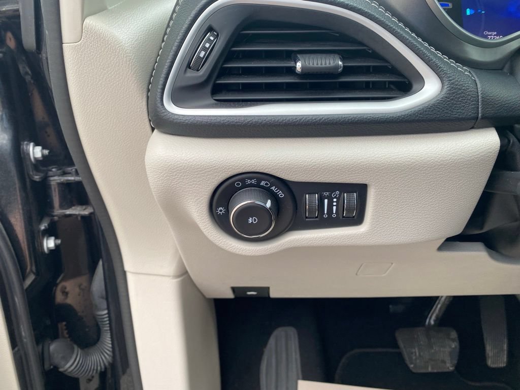 Used 2023 Chrysler Pacifica Touring-L FWD image 13