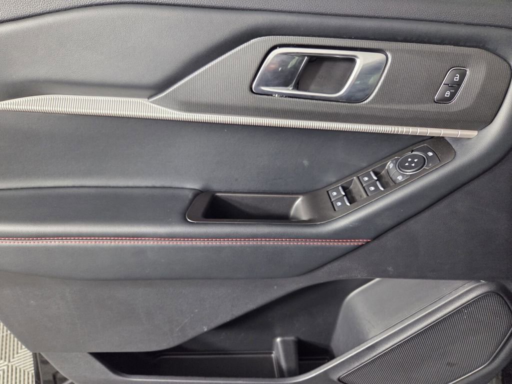 Used 2025 Ford Explorer ST-Line w/ ST-Line Street Pack image 23