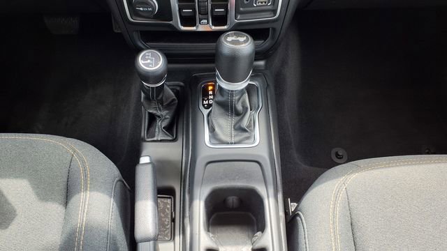 Used 2025 Jeep Wrangler Sahara image 23