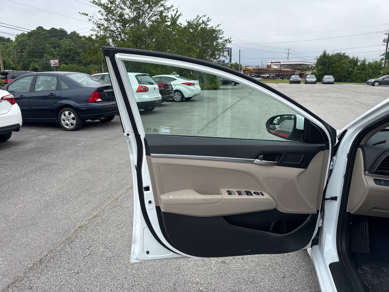 Used 2020 Hyundai Elantra SE FWD image 11