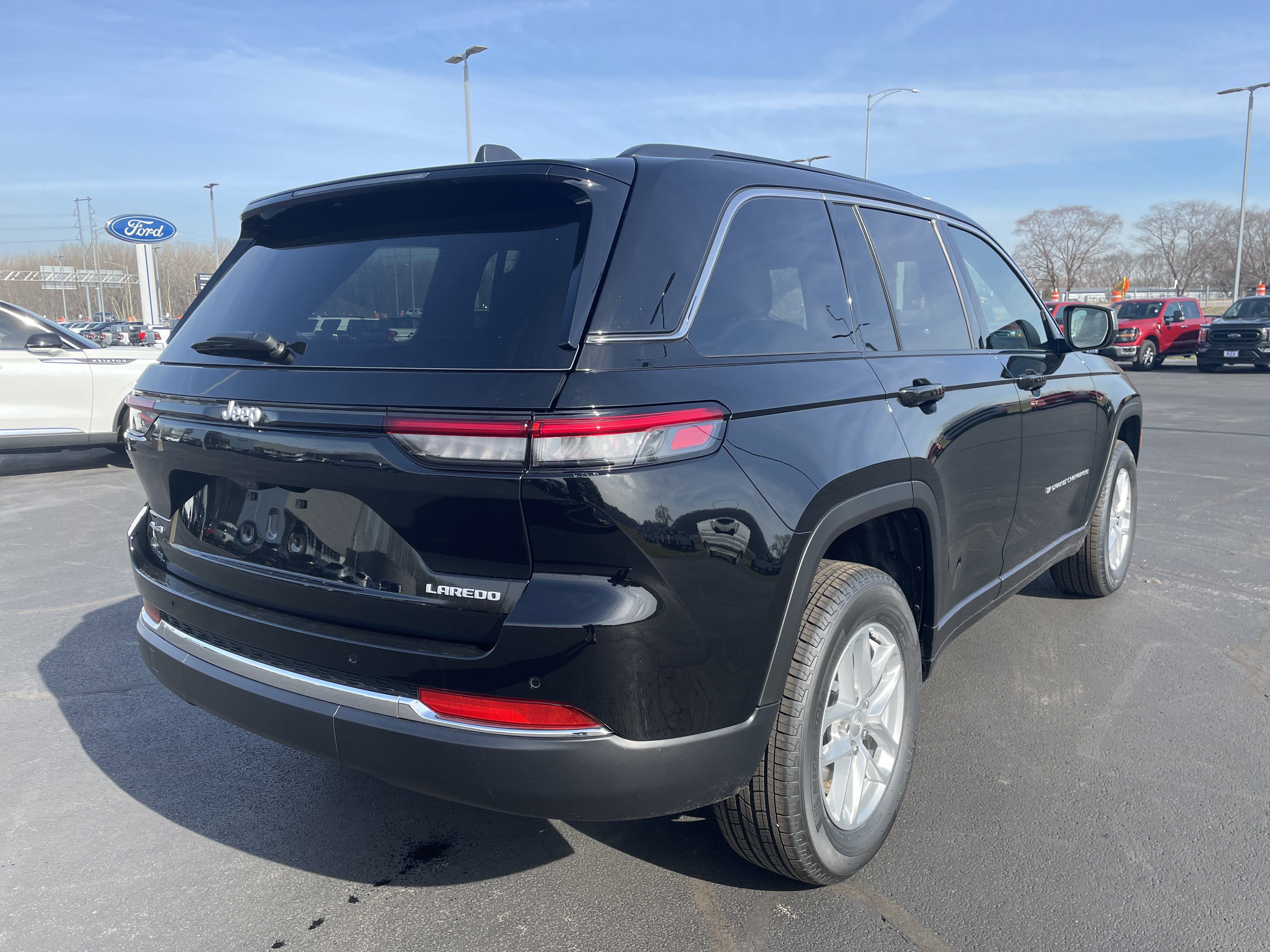 Used 2025 Jeep Grand Cherokee Laredo X image 5