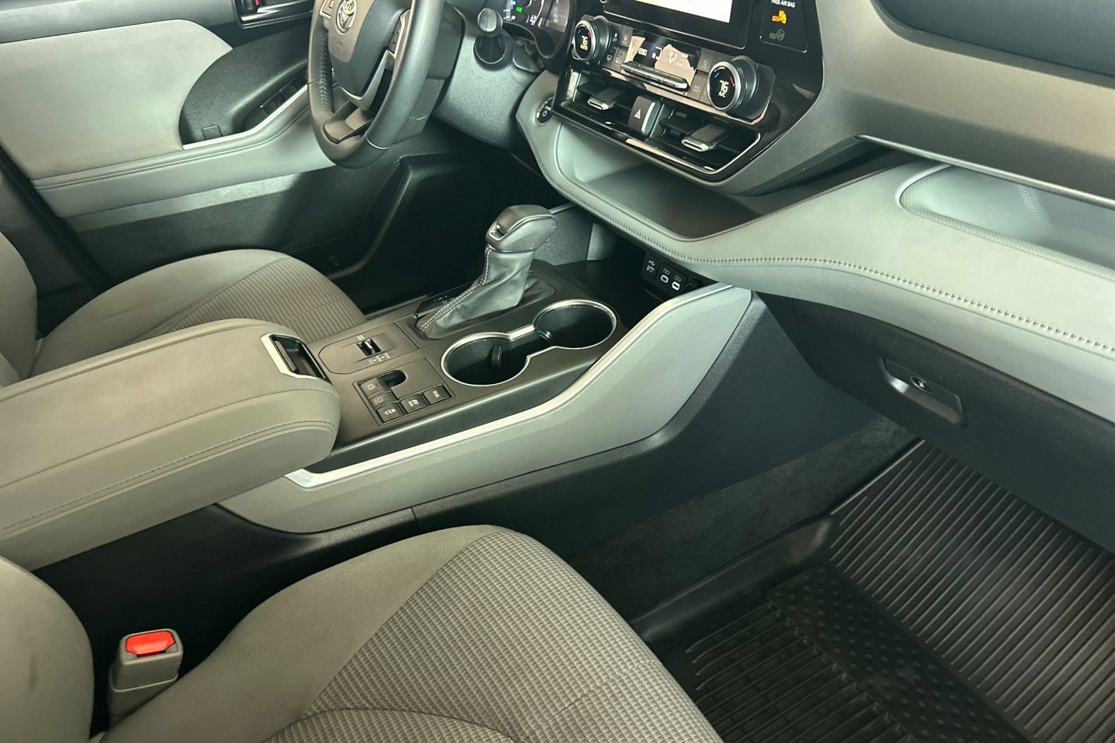 Used 2023 Toyota Highlander LE AWD/4WD image 13