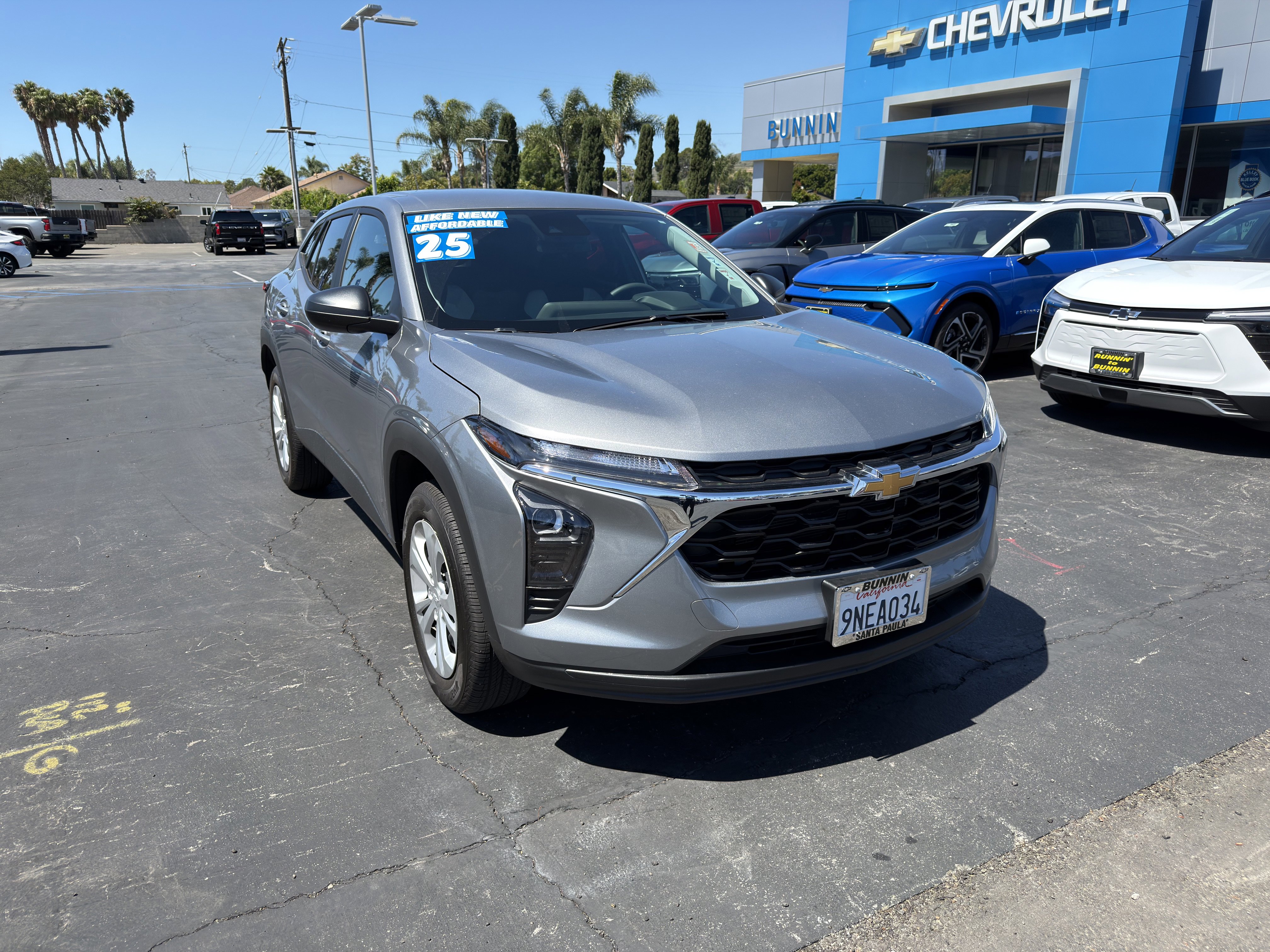 Used 2025 Chevrolet Trax LS FWD image 2