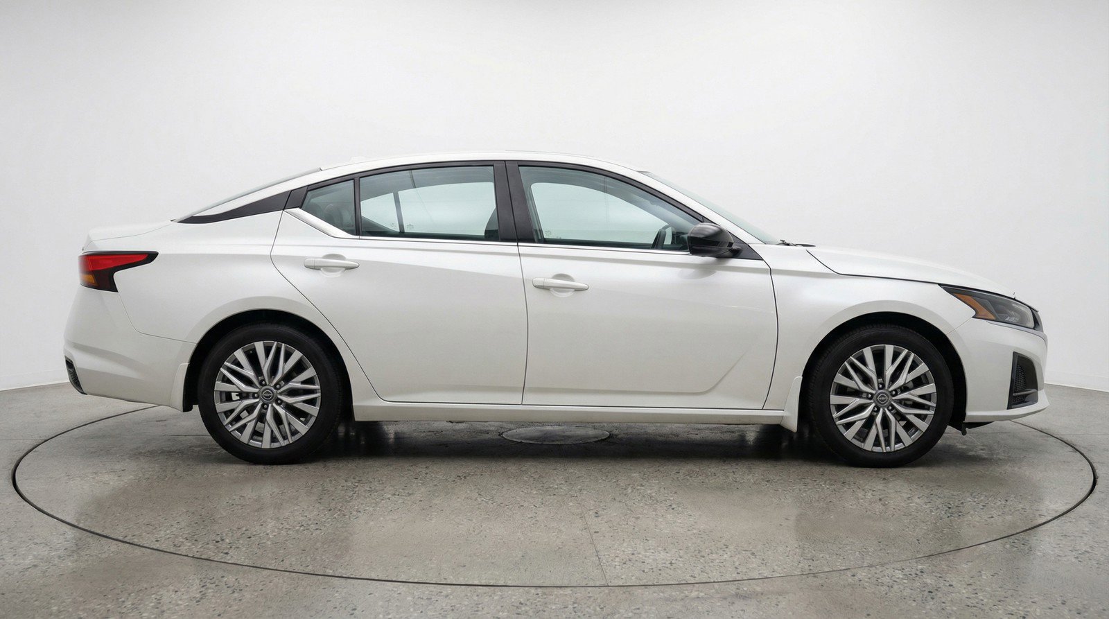 Used 2025 Nissan Altima 2.5 SV image 11