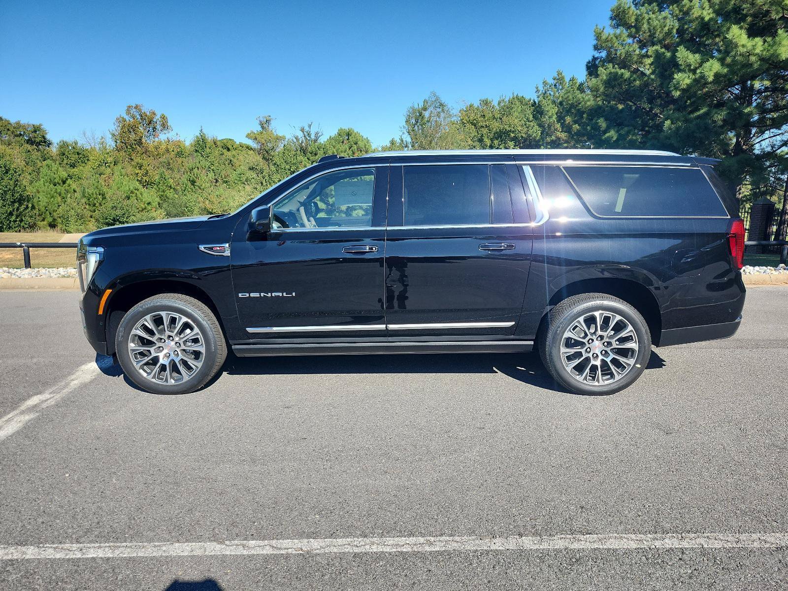New 2026 GMC Yukon XL Denali w/ Sun & Power Step Package AWD/4WD image 2
