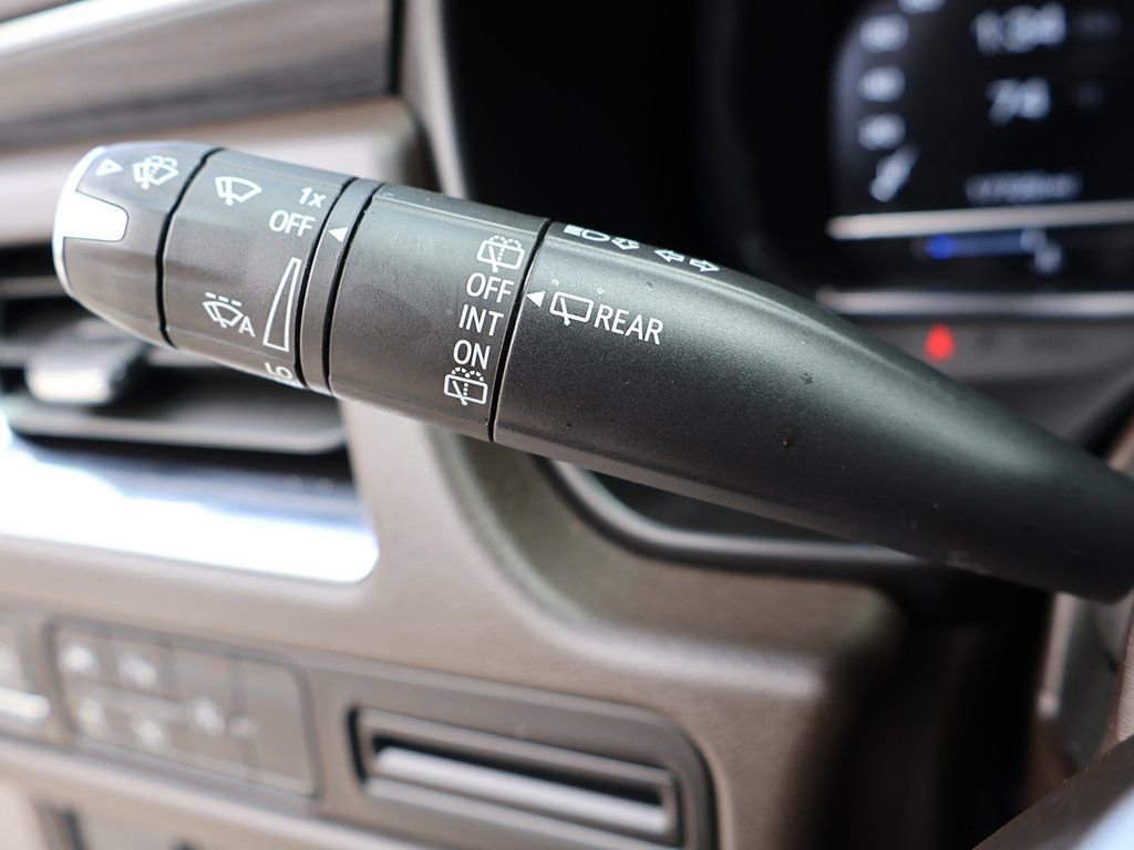 Used 2024 GMC Yukon SLT w/ SLT Luxury Package RWD image 46