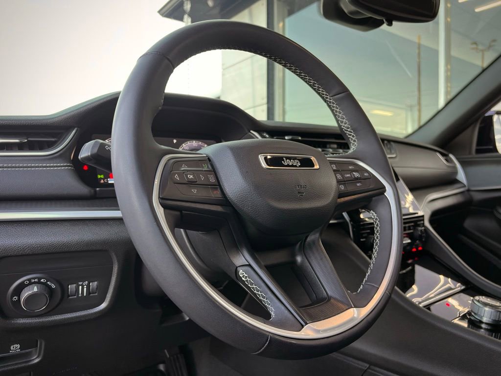 Used 2023 Jeep Grand Cherokee L Laredo image 55