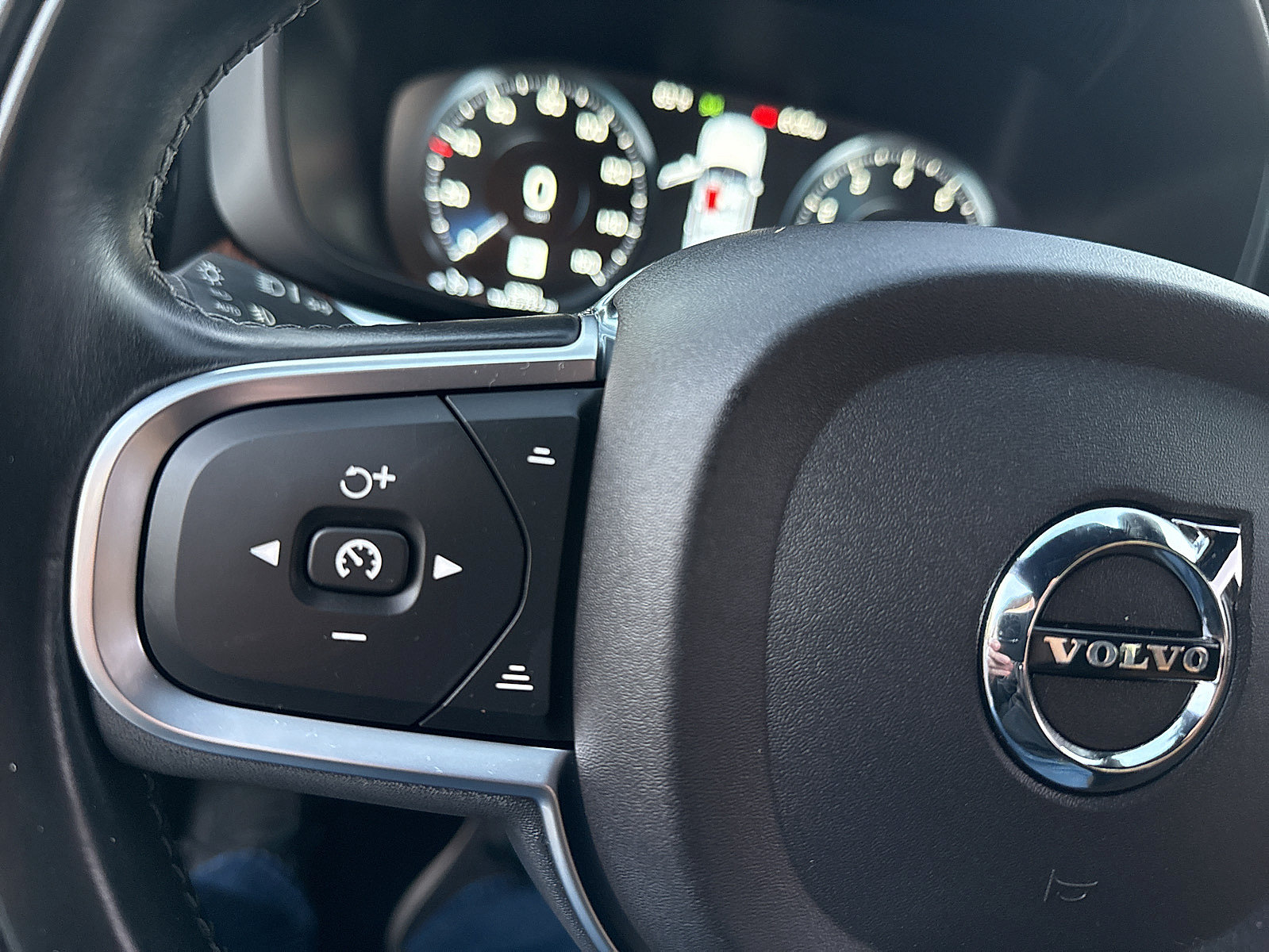 Used 2019 Volvo XC60 T5 Momentum w/ Multimedia Package AWD/4WD image 54