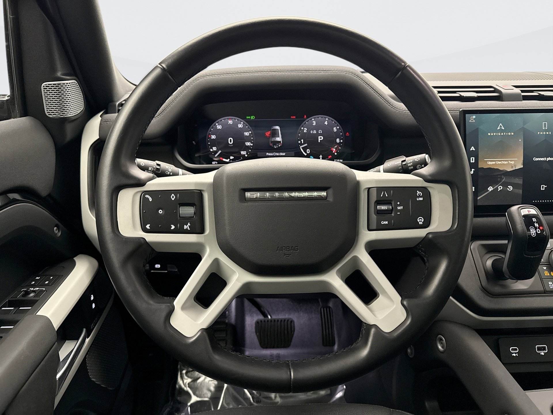 Used 2023 Land Rover Defender 130 SE image 12