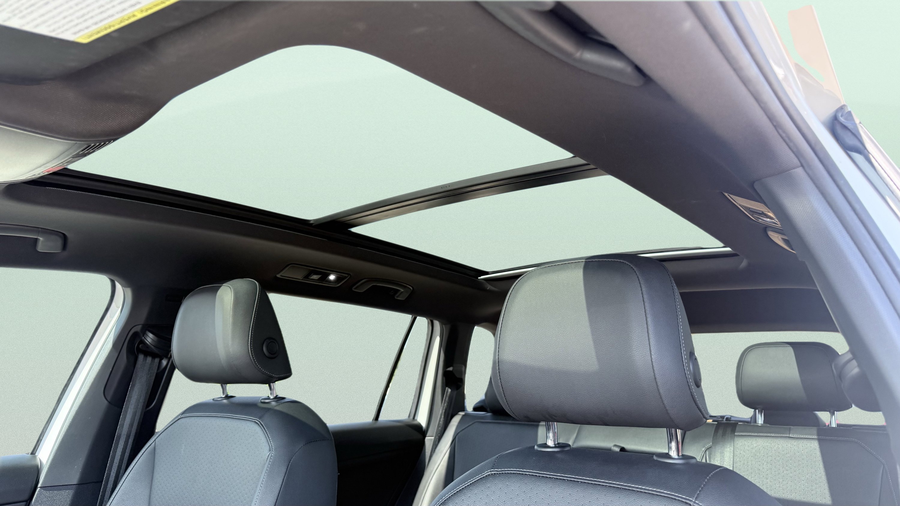 Used 2019 Volkswagen Tiguan SEL R-Line FWD image 3
