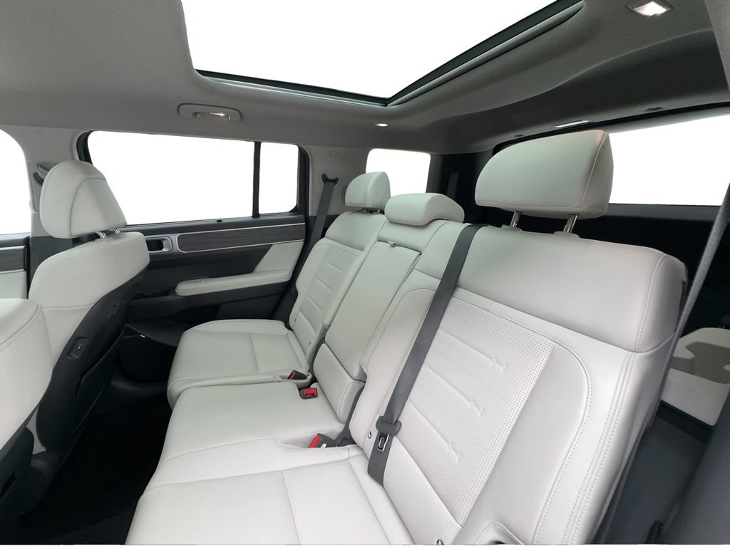 Used 2025 Hyundai Santa Fe Limited FWD image 25