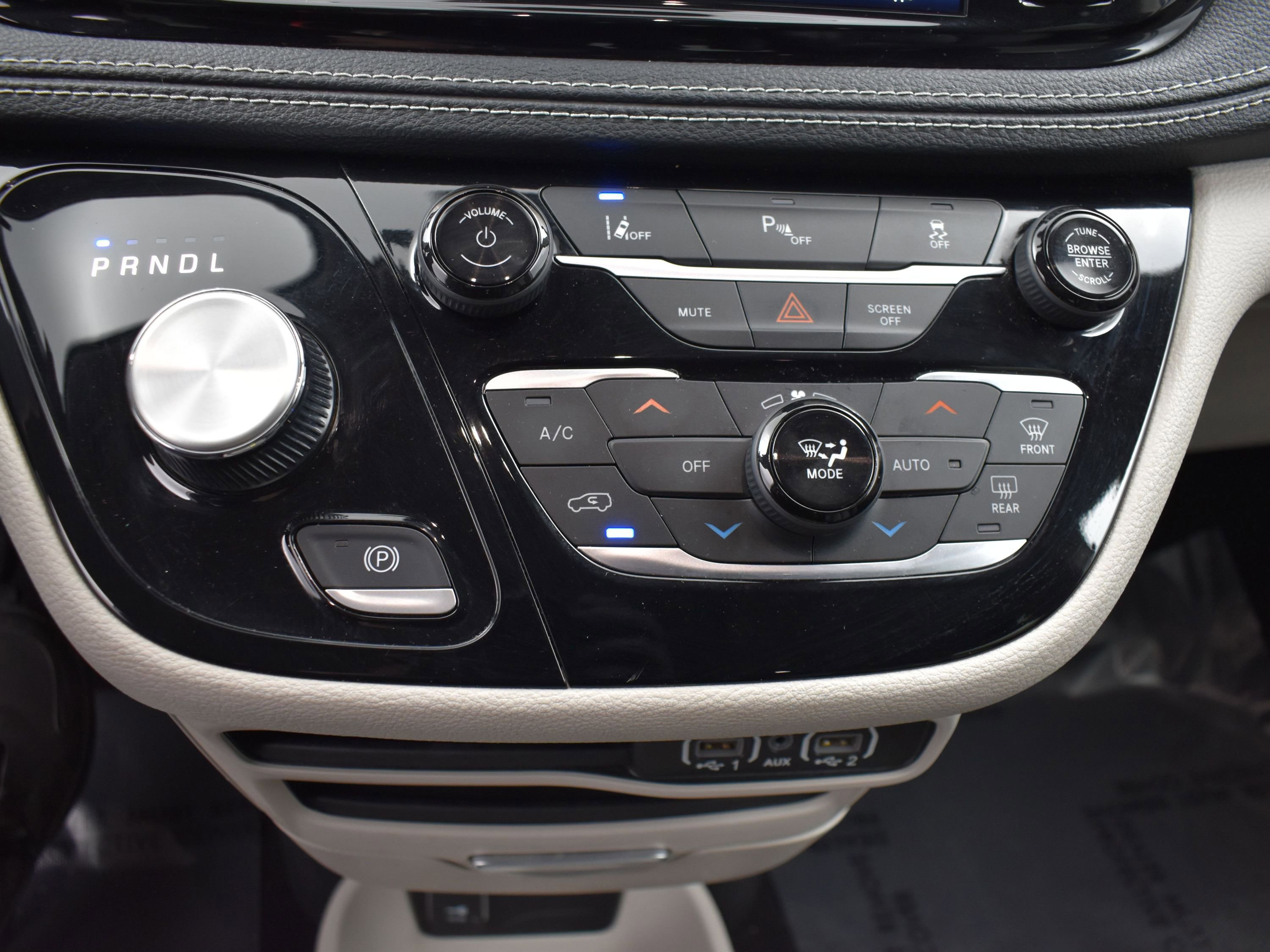 Used 2023 Chrysler Pacifica Touring-L image 13