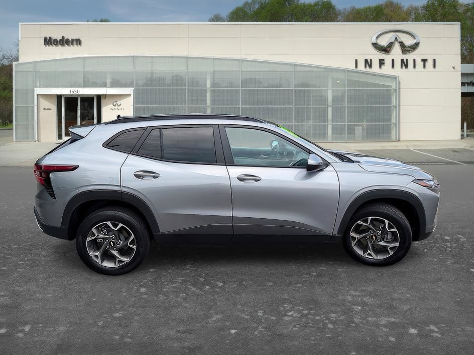 Used 2025 Chevrolet Trax LT FWD image 3