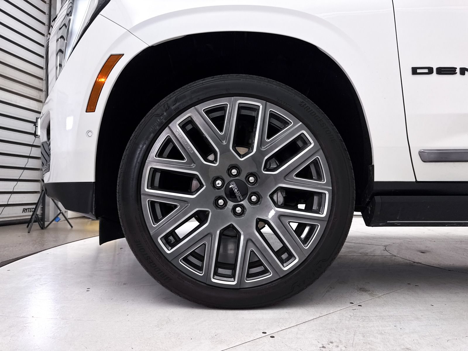 Used 2025 GMC Yukon Denali Ultimate AWD/4WD image 31