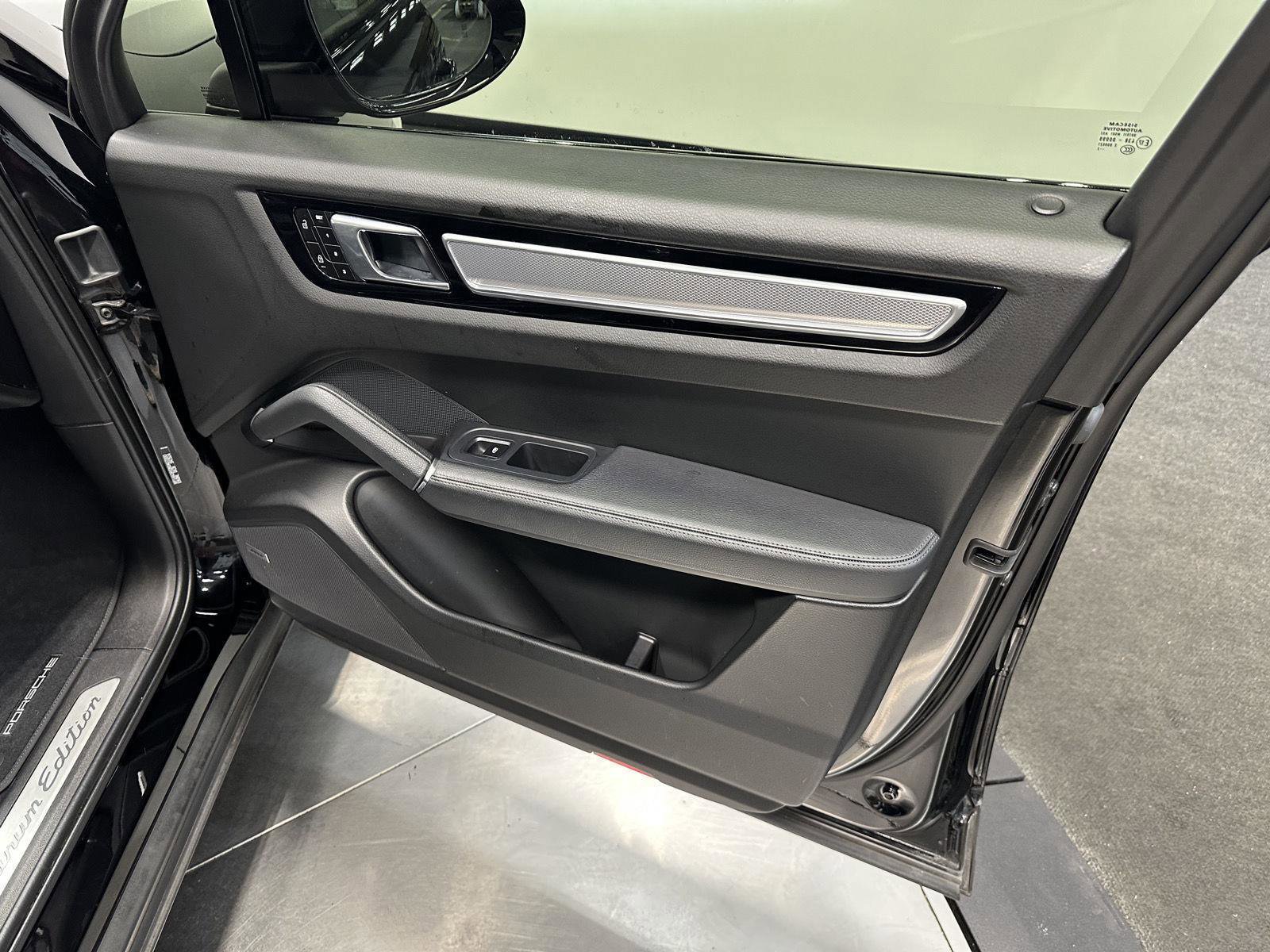 Used 2022 Porsche Cayenne Platinum Edition image 40