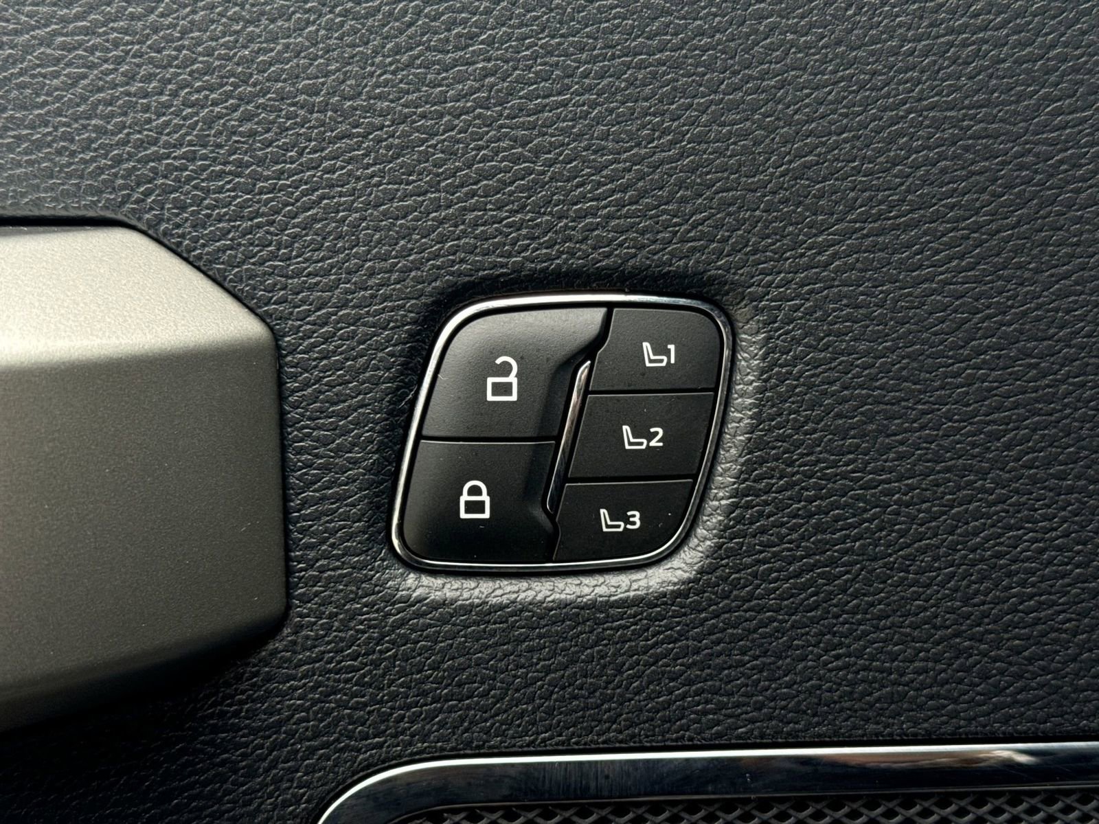 Certified 2022 Ford F250 Lariat w/ Tremor Off-Road Package image 84