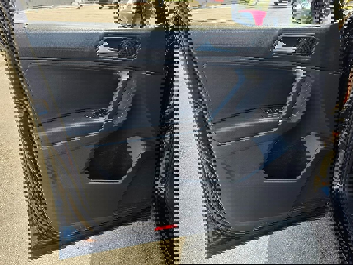 Used 2020 Volkswagen Tiguan SE w/ Panoramic Sunroof Package image 22