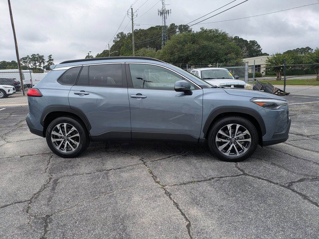 Used 2023 Toyota Corolla Cross XLE w/ Convenience Package FWD image 3