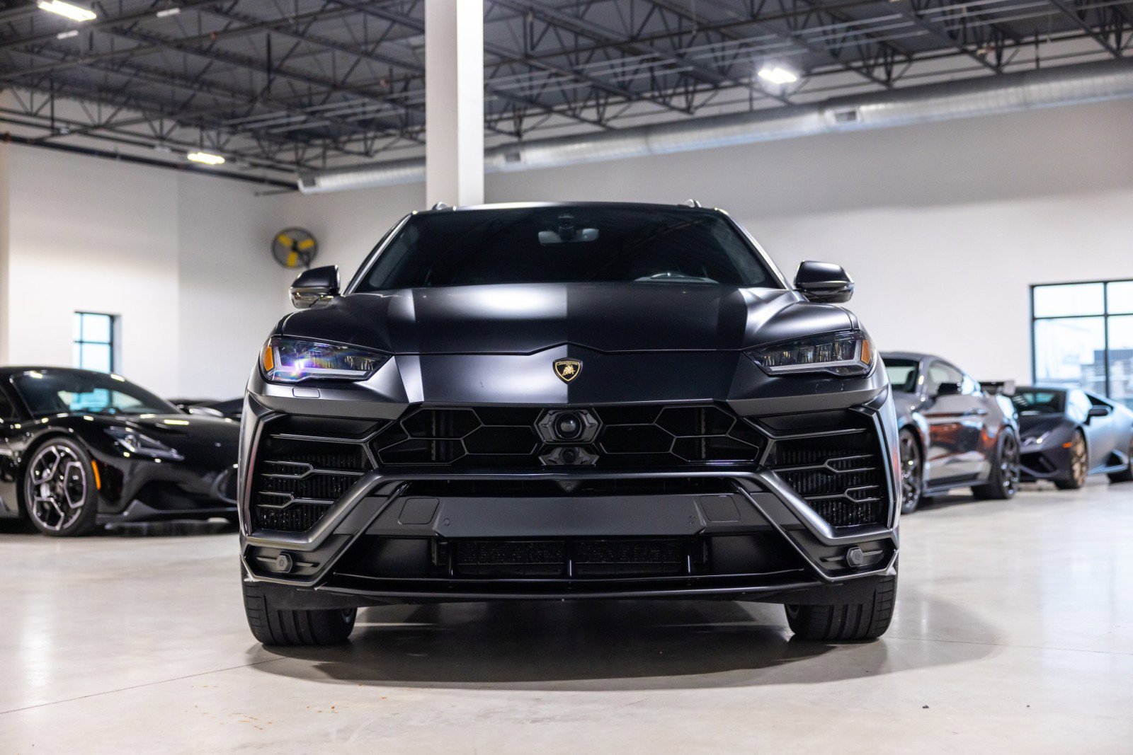 Used 2022 Lamborghini Urus AWD/4WD image 2