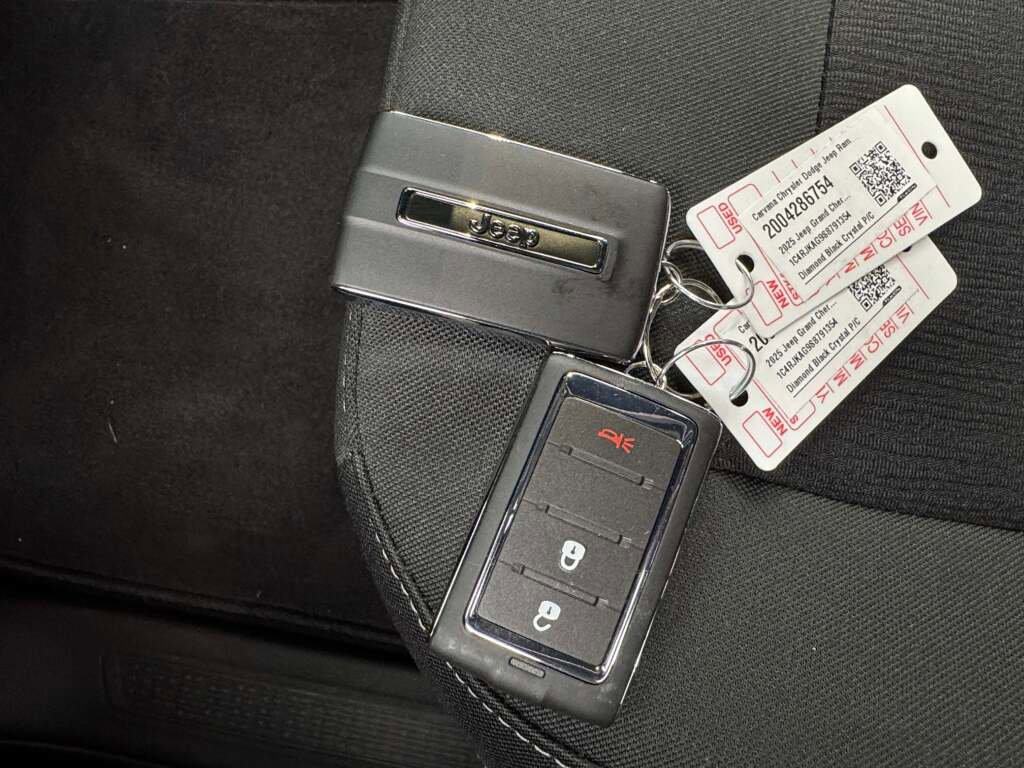 New 2025 Jeep Grand Cherokee L Laredo image 30