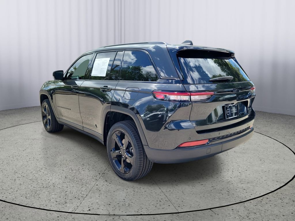 Used 2024 Jeep Grand Cherokee Limited w/ Black Appearance Package image 6