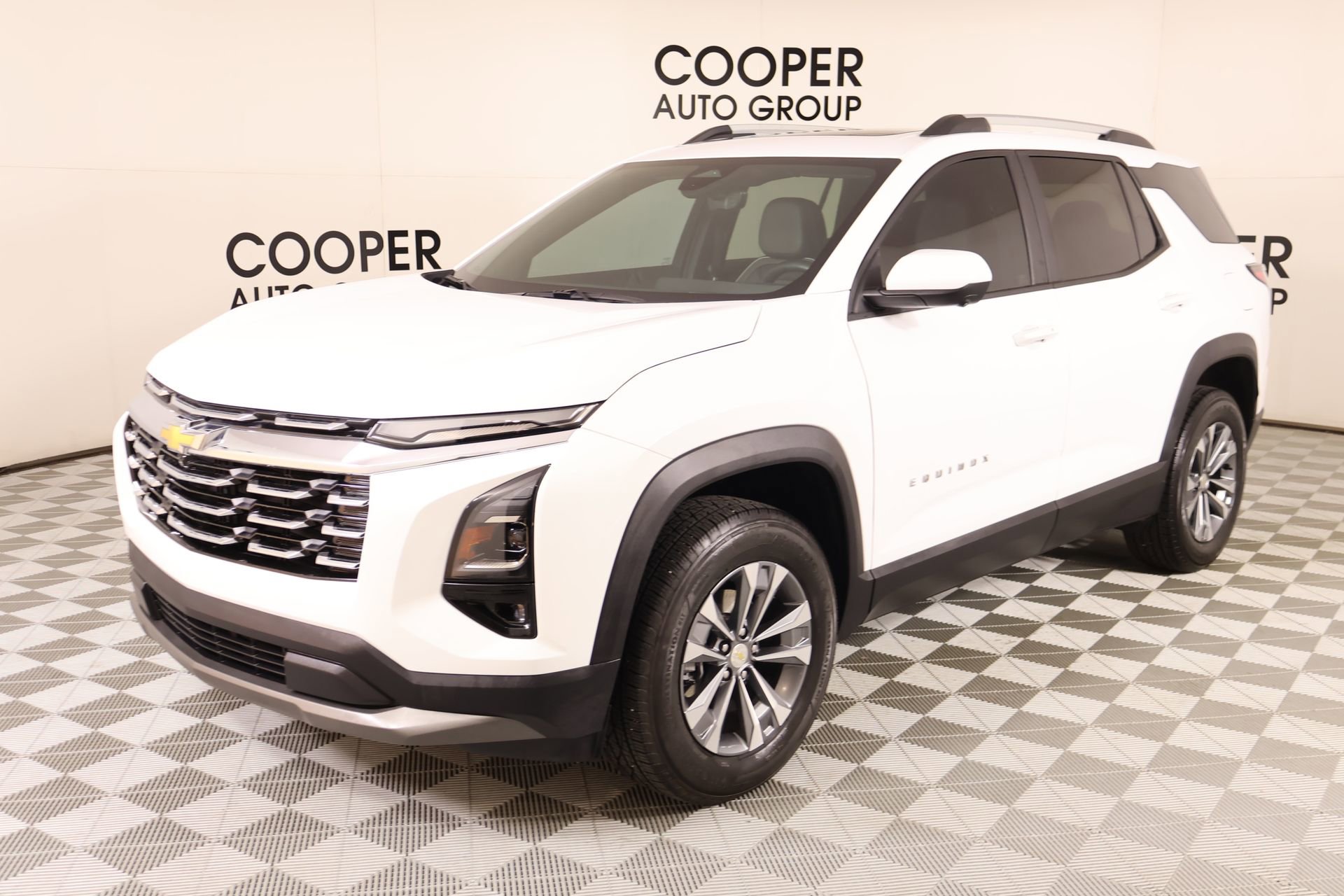 Used 2025 Chevrolet Equinox LT w/ Convenience Package II image 9