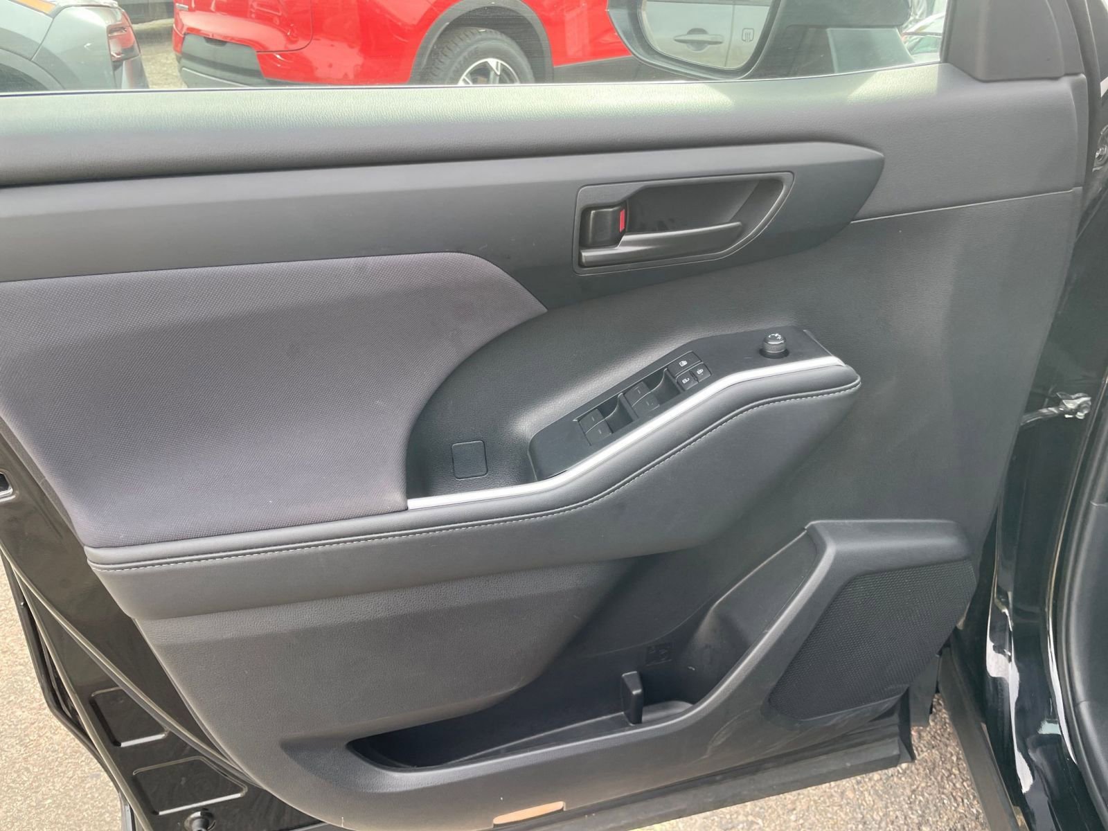 Used 2025 Toyota Highlander LE image 18