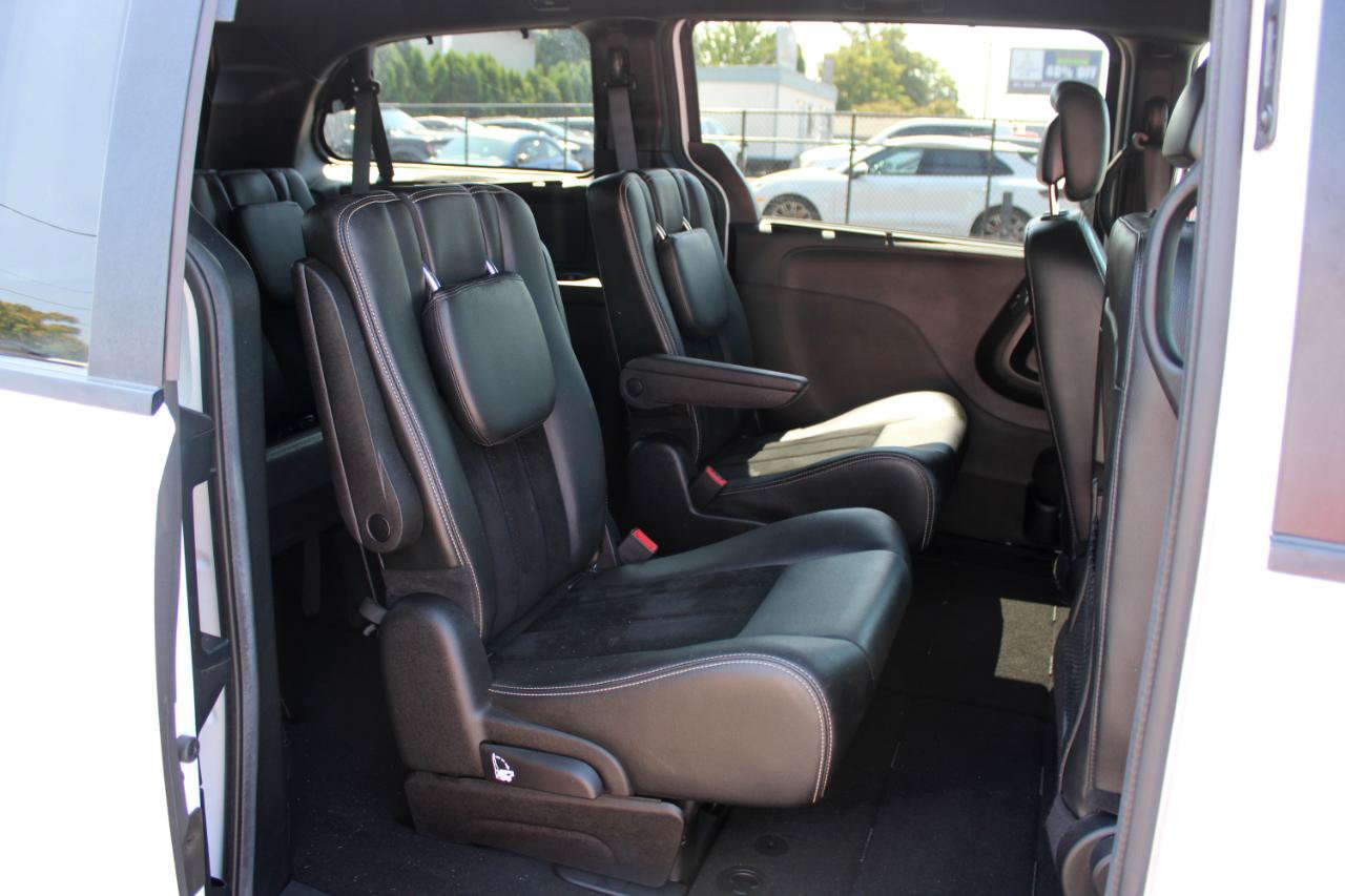 Used 2016 Dodge Grand Caravan SXT FWD image 17