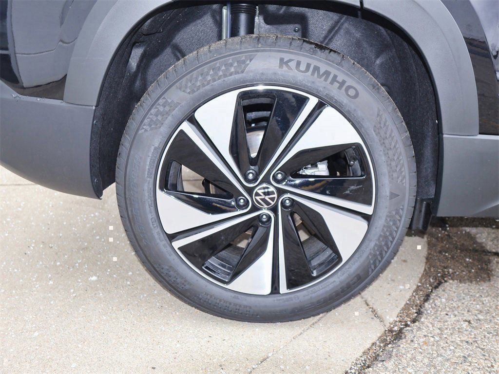 New 2026 Volkswagen Taos SE image 9