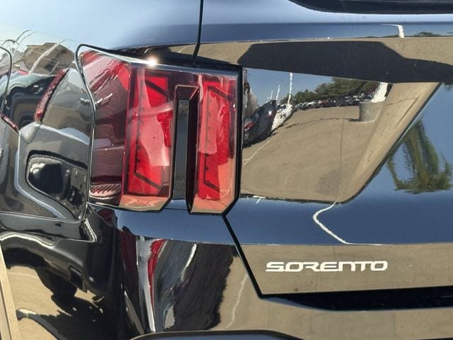 Used 2025 Kia Sorento LX FWD image 6